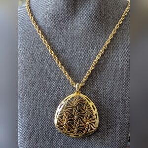 Elegant Gold Pendant Necklace